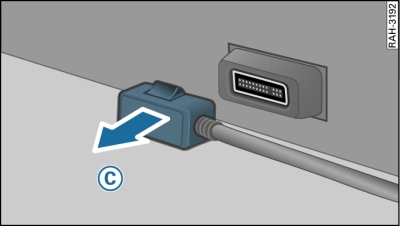 Cable adaptador: Desacoplar el conector desbloqueado del Audi music interface